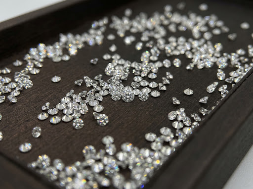 Calibrated star melee round brilliant diamonds